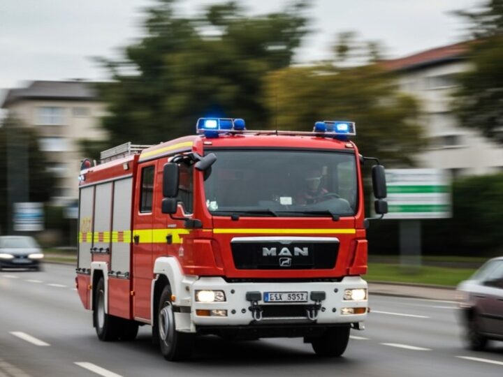 Policjant w akcji: Szybka interwencja ratuje mienie podczas nocnego pożaru garażu