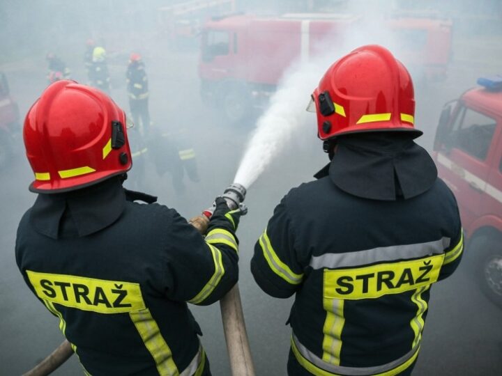 Policjanci z Karpacza bohaterami: uratowali mężczyzn z płonącego budynku