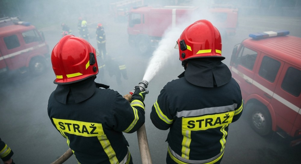 Policjanci z Karpacza bohaterami: uratowali mężczyzn z płonącego budynku