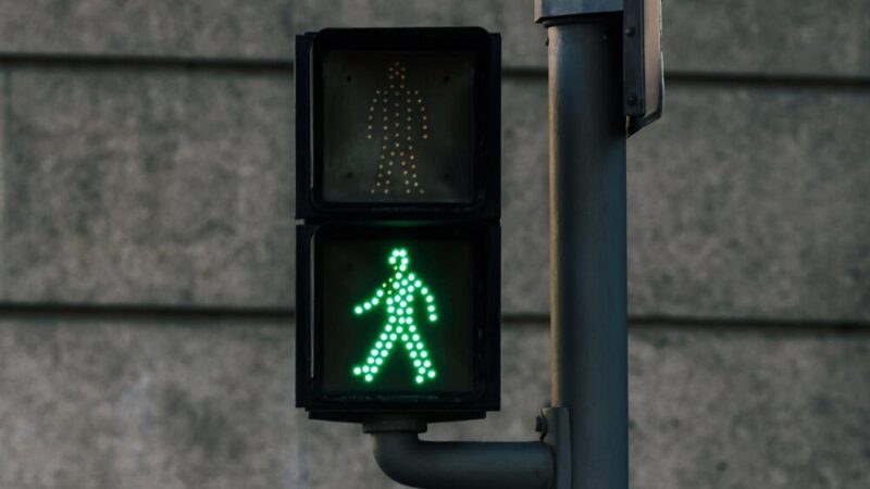 Kierowca Audi potrącił kobietę i uciekł – w rękach policji po intensywnych poszukiwaniach