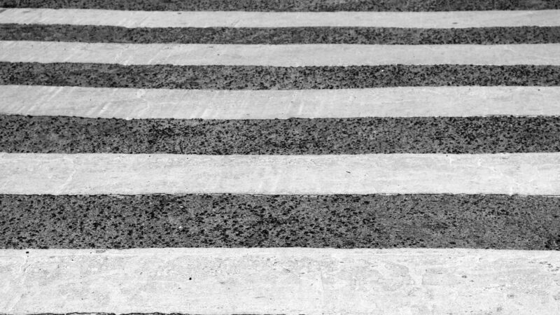 Pieszy bez odblasków potrącony na ciemnej drodze – policja wzywa do ostrożności