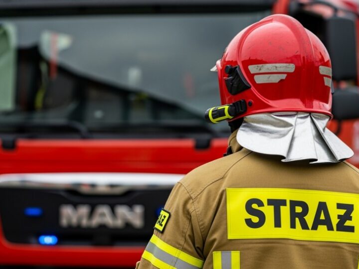 Siedem jednostek straży pożarnej ratuje mieszkańców wrocławskiej kamienicy