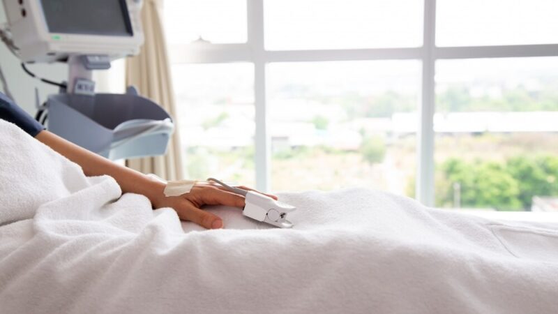 Krew ratuje życie: Komisarz Kaciuban nagrodzony za swoją misję pomocy