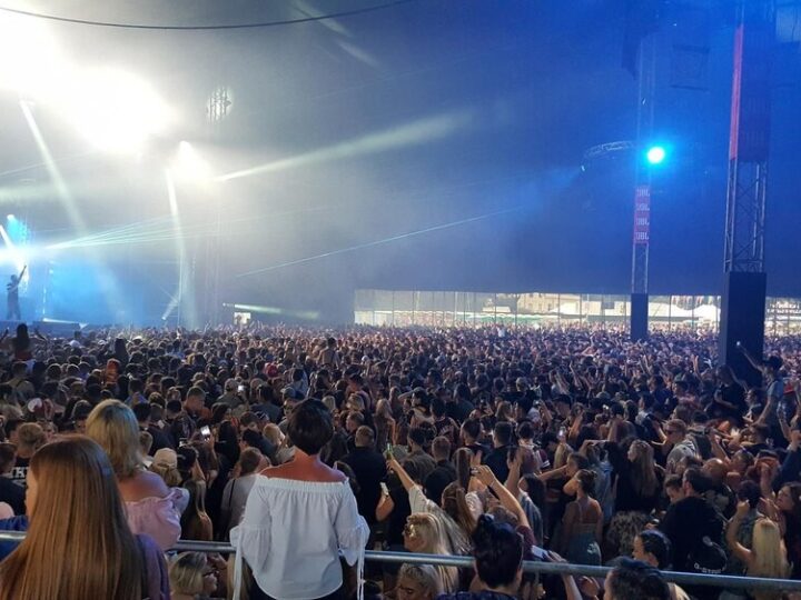 Zimowy Jarmark na Kleczkowie: Muzyka, Kino i Sauna w Świątecznej Scenerii