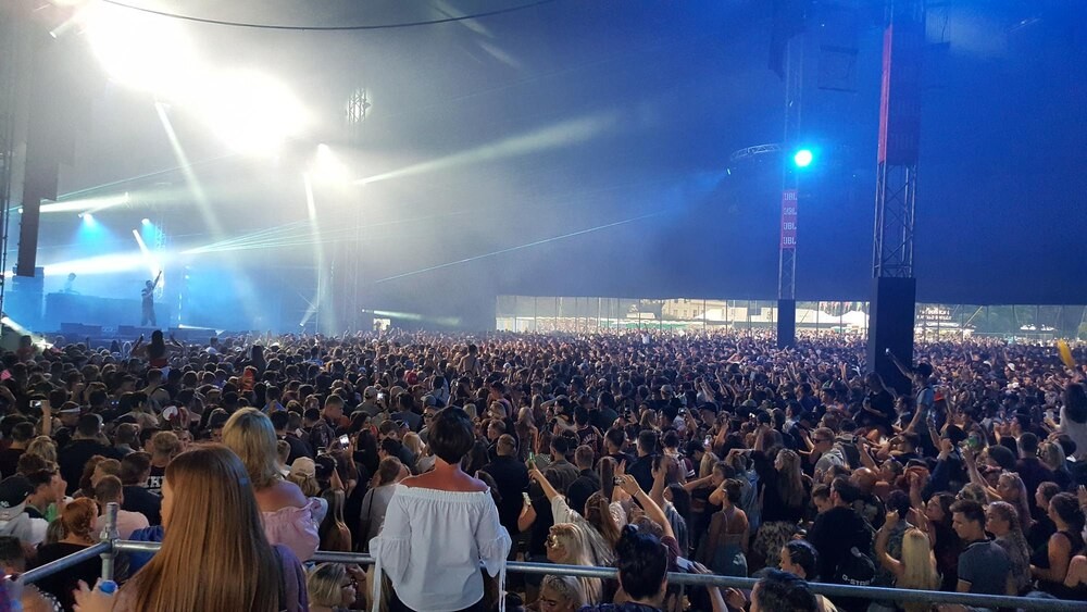 Zimowy Jarmark na Kleczkowie: Muzyka, Kino i Sauna w Świątecznej Scenerii