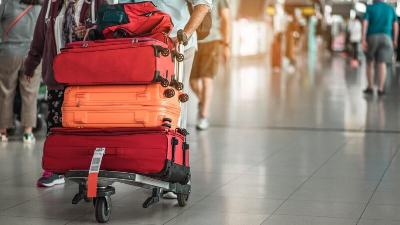 Gazociąg uszkodzony na wrocławskim lotnisku. Strażacy w akcji