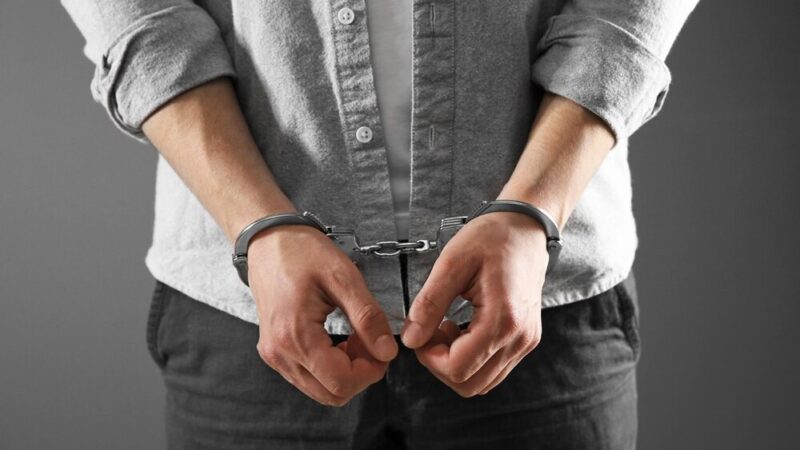 Dramatyczna strzelanina w Sanoku: Policjanci w obliczu agresywnego napastnika