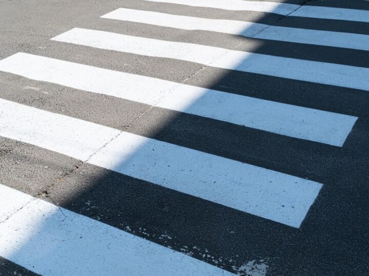 Odblaski: Klucz do bezpieczeństwa seniorów po zmroku