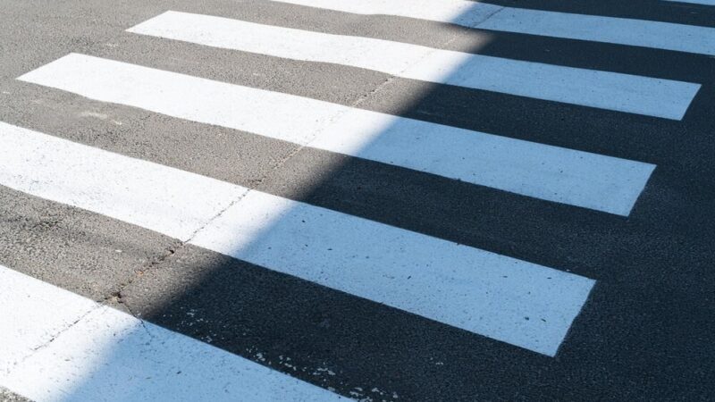 Odblaski: Klucz do bezpieczeństwa seniorów po zmroku