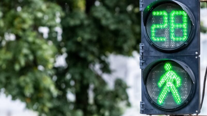 Groźny wypadek na S8: ciężarówka potrąciła pieszego pod Wrocławiem