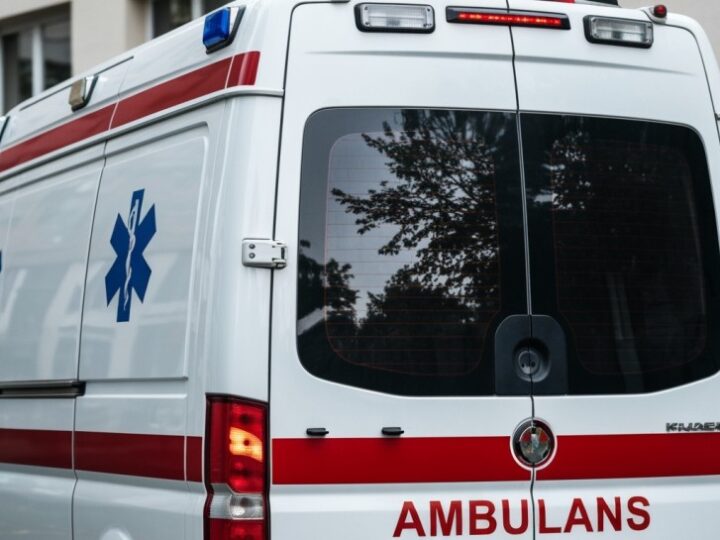 Policjanci uratowali zmarzniętego seniora w Górze