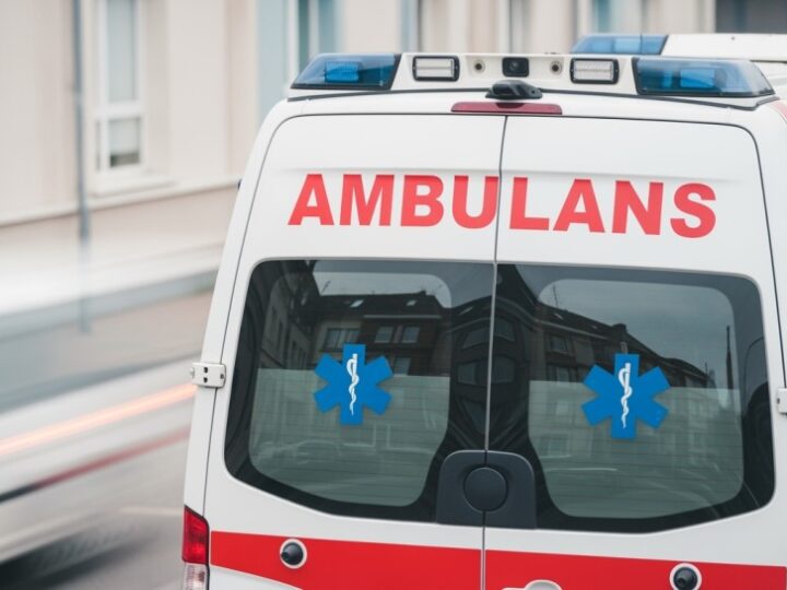 Wigilijna interwencja: Policja ratuje mężczyznę na czwartym piętrze przed tragicznym upadkiem