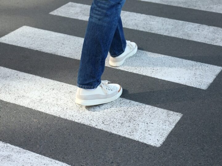 Bezpieczeństwo na przejściu: Potrącenie 75-latki w Lubinie jako przestroga dla kierowców