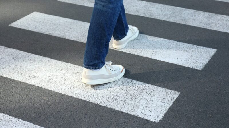 Bezpieczeństwo na przejściu: Potrącenie 75-latki w Lubinie jako przestroga dla kierowców