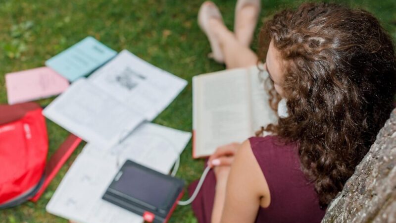 Wrocław wprowadza smartfonowy zakaz: Nowa era w edukacji!