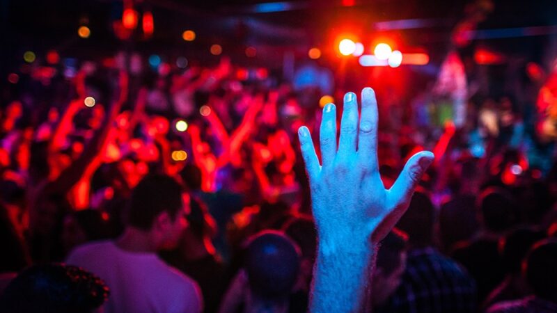 Sylwester 2025/2026 w kulturze. Są jeszcze bilety do kina, teatru i NFM [SZCZEGÓŁY]