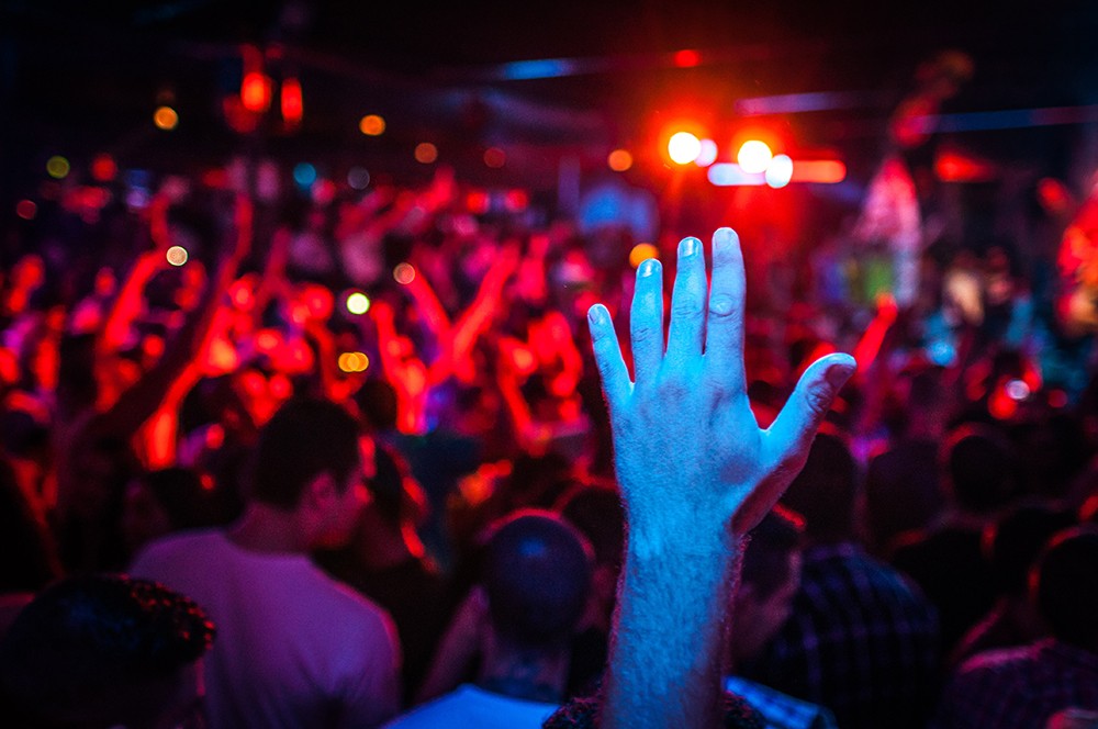 Sylwester 2025/2026 w kulturze. Są jeszcze bilety do kina, teatru i NFM [SZCZEGÓŁY]