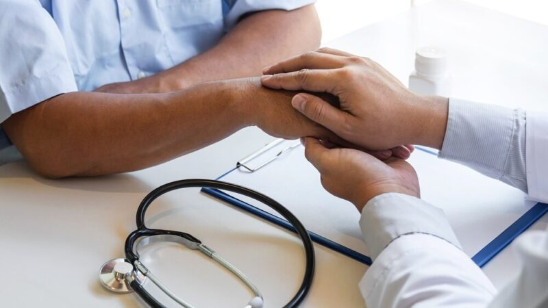 Seniorzy w Oławie uczą się ratować życie dzięki policjantom