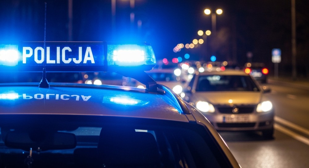 Włamywacz zasnął po „pracy” – 26-latek zjadł cukierki i rozsypał narkotyki w pomieszczeniu gospodarczym