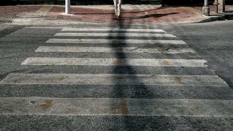 Policja interweniuje: pieszy na ekspresówce w nocy uratowany