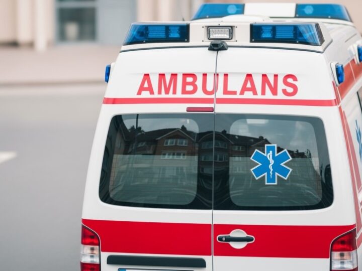 Błyskawiczna akcja policji: Uratowali kierowcę z płonącego auta w sylwestrową noc