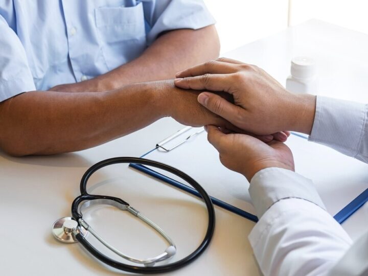 Policjanci z Wrocławia uratowali 78-latka, który stracił przytomność w sądzie