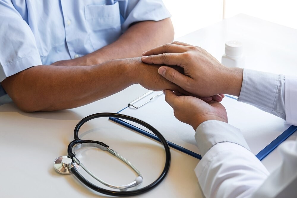 Policjanci z Wrocławia uratowali 78-latka, który stracił przytomność w sądzie