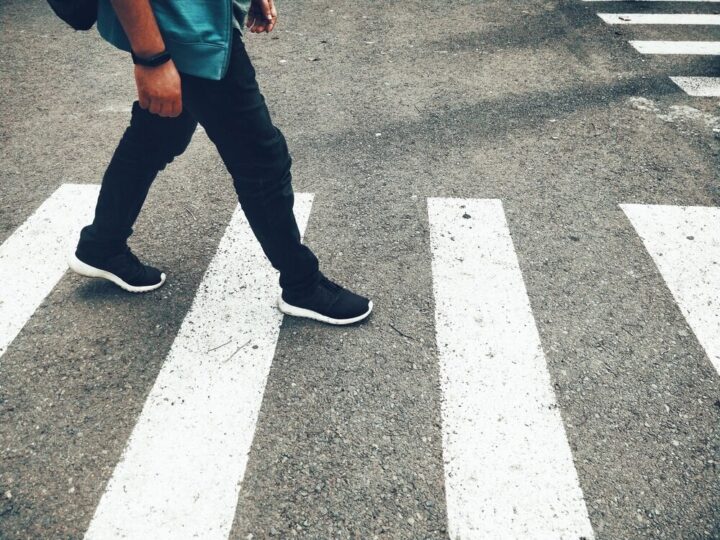 Lód z dachu auta rani kierowcę i pasażera na drodze w Pełczycach