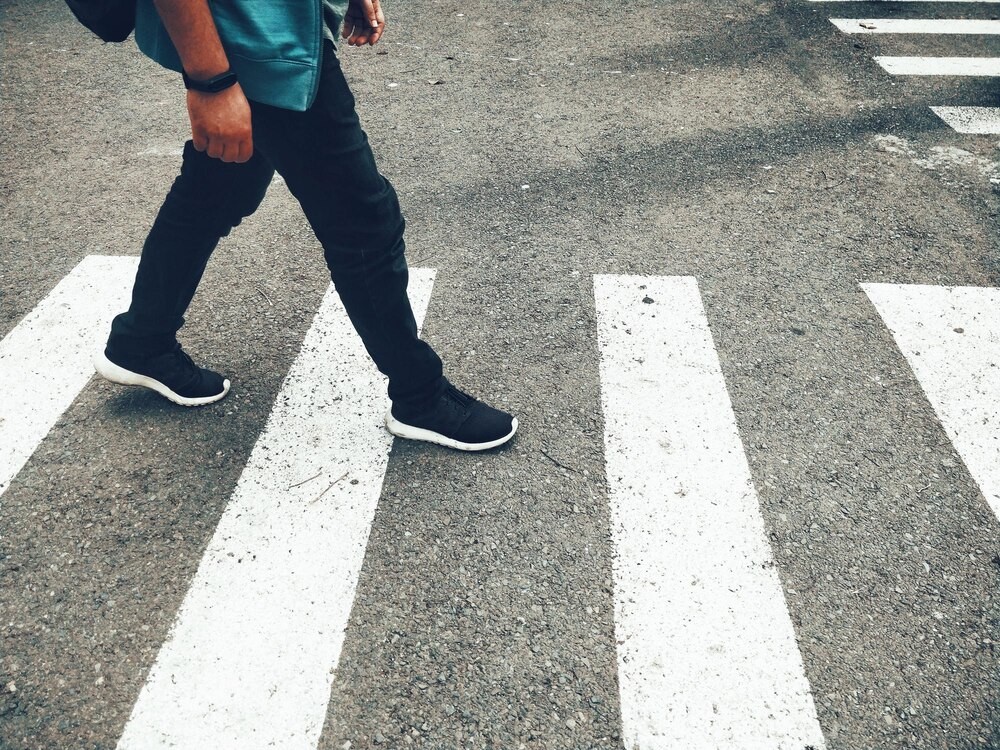 Lód z dachu auta rani kierowcę i pasażera na drodze w Pełczycach