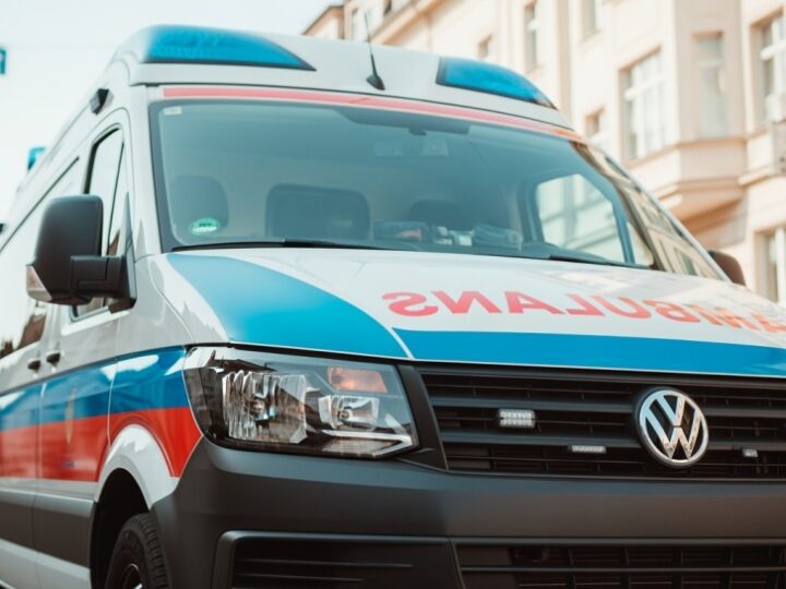 Policjanci w akcji: Błyskawiczna eskorta do szpitala dla chorego dziecka