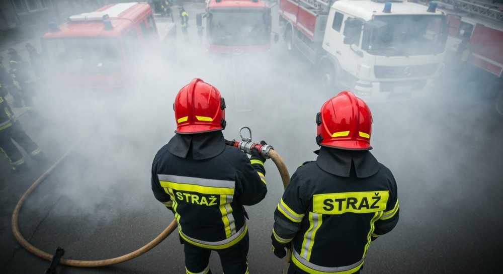 Policjanci z Wrocławia jako pierwsi gaszą pożar samochodu na ulicach miasta