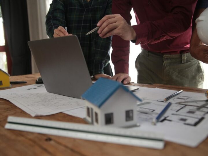 Skwer Kajdasza na Jagodnie zyskuje nowe życie – pierwsze ławki już zamontowane!