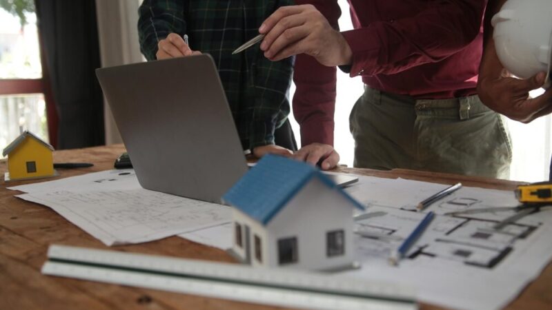 Skwer Kajdasza na Jagodnie zyskuje nowe życie – pierwsze ławki już zamontowane!