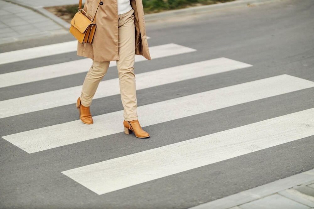 Policjant w akcji: Bohaterska pomoc pieszej po groźnym potrąceniu na przejściu