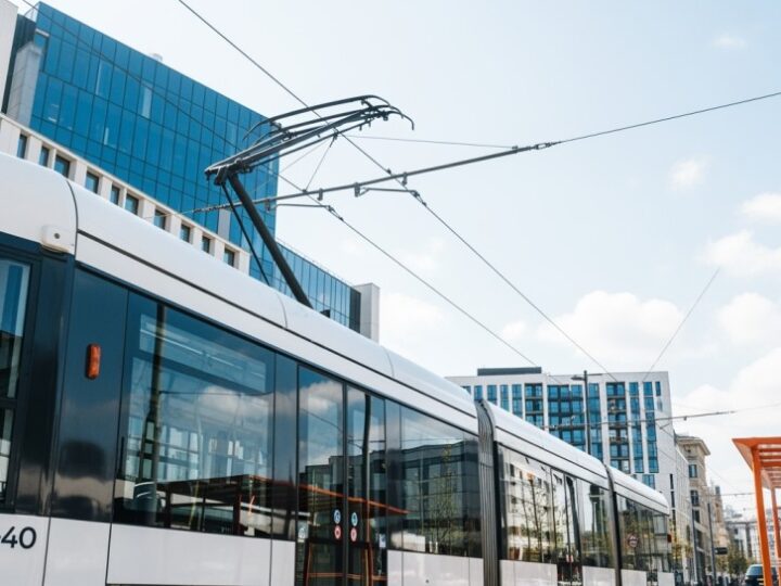 Samochód zablokował torowisko: Tramwaje w objazd!