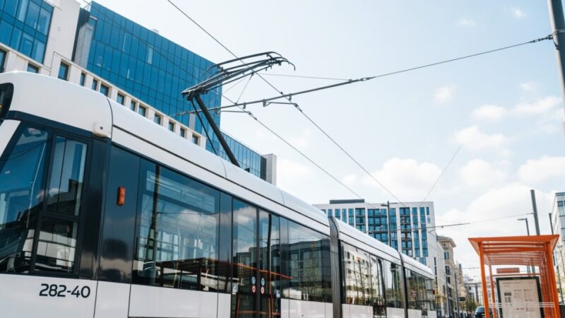 Samochód zablokował torowisko: Tramwaje w objazd!
