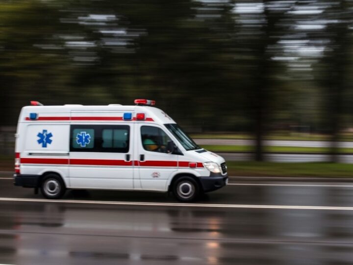 Służby w akcji: Policja ratuje życie 76-latki w Lwówku Śląskim