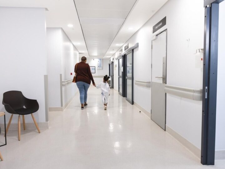 Edukacja dla bezpieczeństwa: Policjanci uczą dzieci w Jeleniej Górze