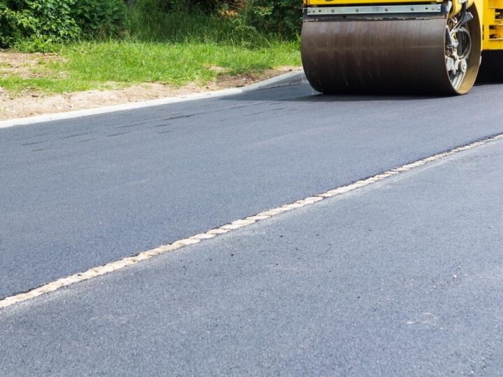 Nocne modernizacje na przejeździe kolejowym: Utrudnienia w ruchu na ul. Grota-Roweckiego