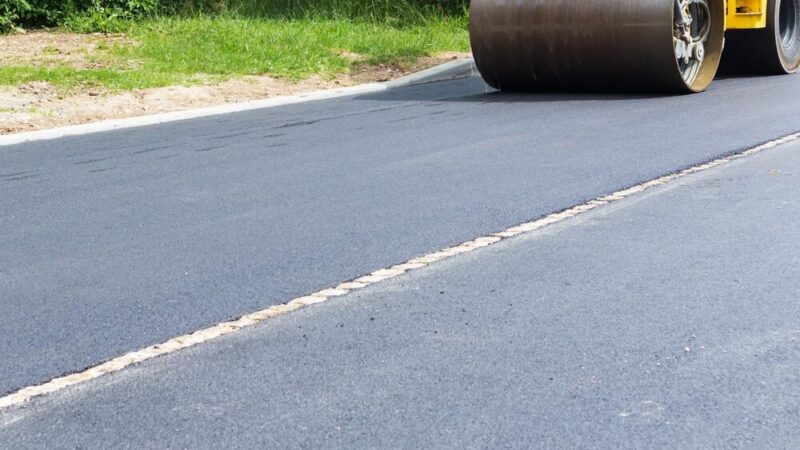 Nocne modernizacje na przejeździe kolejowym: Utrudnienia w ruchu na ul. Grota-Roweckiego