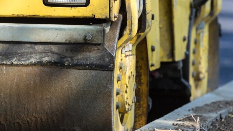 Remont na Powstańców Śląskich: Nocne prace przywrócą płynność ruchu!