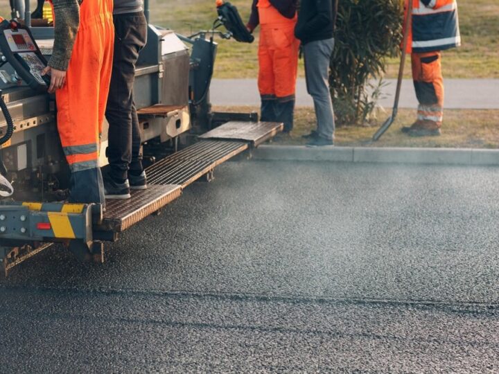 Nocne prace na Grabiszyńskiej: Nowe chodniki w trakcie modernizacji!