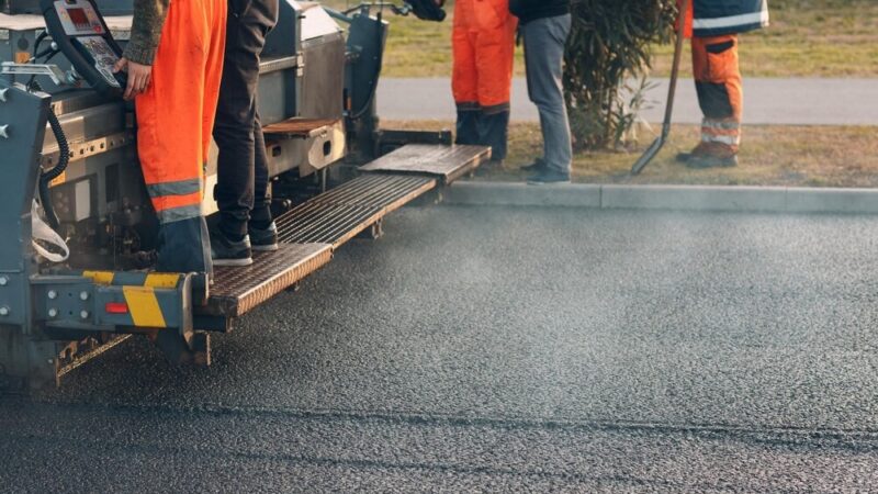 Nocne prace na Grabiszyńskiej: Nowe chodniki w trakcie modernizacji!