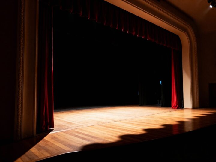 Podcasty „Magazyn Teatralny”: Odkryj tajemnice za kulisami teatru!