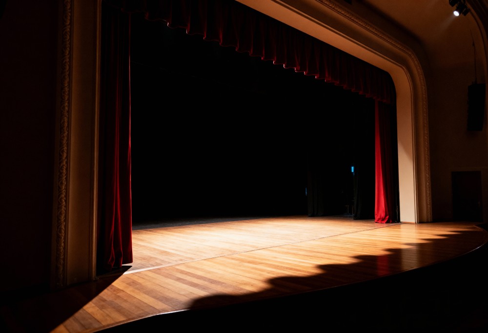 Podcasty „Magazyn Teatralny”: Odkryj tajemnice za kulisami teatru!