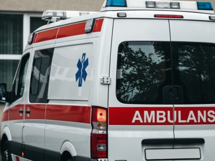 Policjanci wybili szybę, ratując uwięzioną kobietę w Oleśnicy