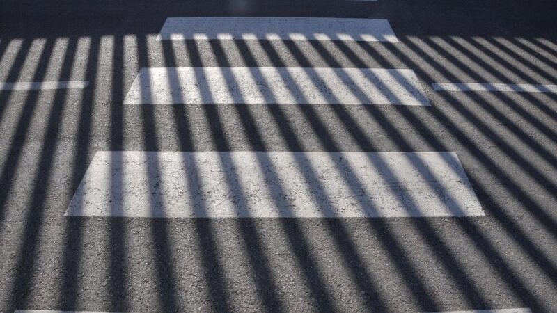 Poranny wypadek na Strzegomskiej: Utrudnienia w komunikacji w zachodniej części miasta