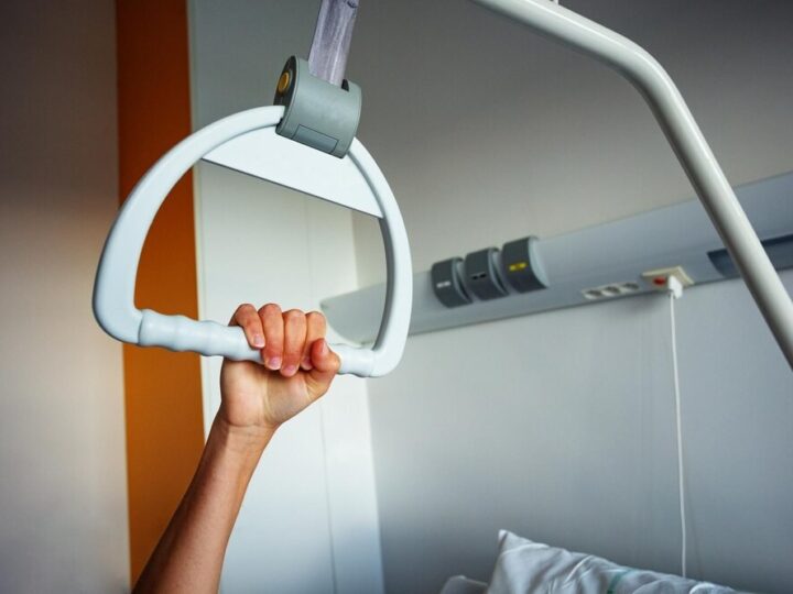 Awaria prądu w szpitalu we Wrocławiu: Przyjęcia wstrzymane, karetki w drodze do innych placówek