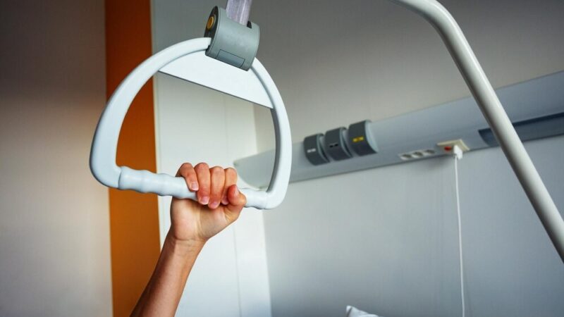 Awaria prądu w szpitalu we Wrocławiu: Przyjęcia wstrzymane, karetki w drodze do innych placówek