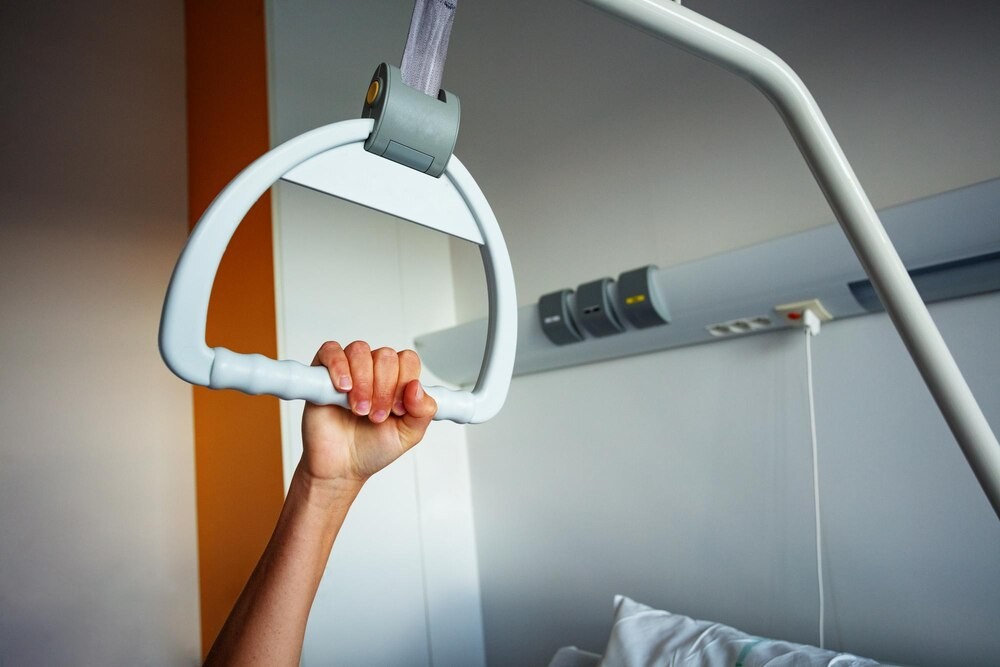 Awaria prądu w szpitalu we Wrocławiu: Przyjęcia wstrzymane, karetki w drodze do innych placówek